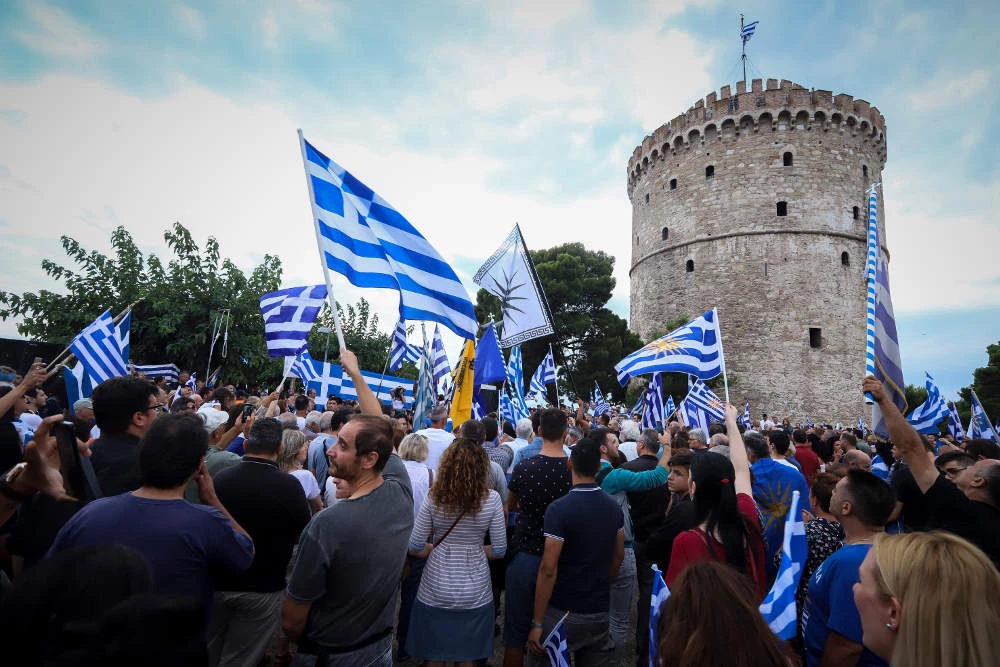 Oι Μακεδόνες «σφυροκοπούν» Κυβέρνηση και Σκοπιανούς: «Στα όπλα, στα όπλα να πάρουμε τα Σκόπια» – «Μασόνοι πολιτικοί, η Μακεδονία είναι Γη Ελληνική»